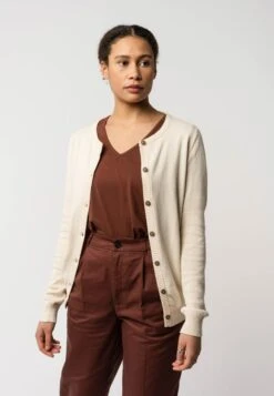 Mela Cardigan Aus Bio-Baumwolle - Cream 7 Mela Cardigan Aus Bio-Baumwolle - Cream -MELA Geschaft 100 310 crm Cardigan oekofairer cardigan in crem aus reiner Bio Baumwolle mit Kokosknoepfen vegan nachhaltig produziert 1280x1280