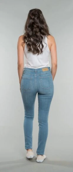 Han:na - Skinny Jeans Aus Bio-Baumwolle - Summer Blue -MELA Geschaft 11106 021 Hanna Frauen Jeans Skinny Fit Bio faire Bedingungen model back 1280x1280