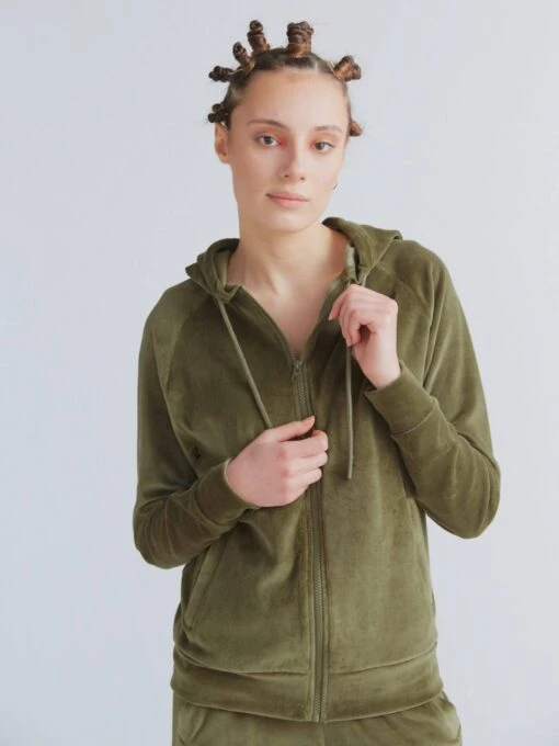 Nicki-Kapuzenjacke Aus Bio-Baumwolle - Oliv -MELA Geschaft 1271 041 fair nachhaltig Nicki Kapuzenjacke GOTS olivgruen vegan Reissverschluss Kordelzug Seitentaschen weich 1280x1280