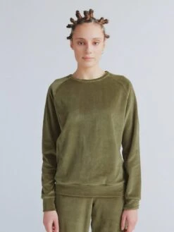 Nicki-Sweatshirt Aus Bio-Baumwolle - Oliv -MELA Geschaft 1277 041 Bio Baumwoll Nicki Sweater samtig weich schimmerndes olivgruen Rundhalsausschnitt Raglanaermel 1280x1280