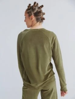 Nicki-Sweatshirt Aus Bio-Baumwolle - Oliv -MELA Geschaft 1277 041 nachhaltige Mode von Albero Nicki Sweatshirt oliv aus zertifizierter Bio Baumwolle mit Raglanaermel 1280x1280