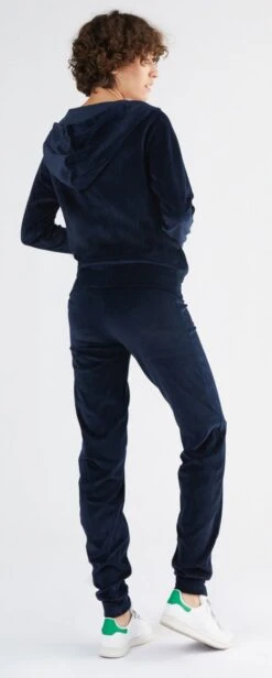 Nicki-Kapuzenjacke Aus Bio-Baumwolle - Nachtblau -MELA Geschaft 1466 02 nachtblau Albero Hochwertige Jogginghose Model side schmale Fussbuendchen Nickistoff Bio Qualitaet 1280x1280