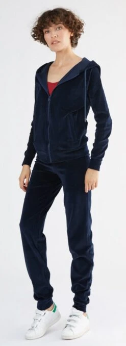 Nicki-Kapuzenjacke Aus Bio-Baumwolle - Nachtblau -MELA Geschaft 1466 02 nachtblau Albero Nickihose Frauen Model front sportlicher Schnitt Mini Reissverschlusstasche Fair Trade 1280x1280