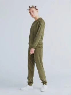 Nicki-Sweatshirt Aus Bio-Baumwolle - Oliv -MELA Geschaft 1466 1277 041 samtig weicher Jogginganzug in schimmerndem olivgruen aus reiner GOTS Bio Baumwolle 1280x1280