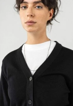 Mela Fairtrade V-Neck Cardigan Surina Aus Bio-Baumwolle - Schwarz -MELA Geschaft 152 304 Surina bla nachhaltige Strickjacke schwarz V Ausschnitt breite Knopfleiste mit Steinnussknoepfen Fairtrade 1280x1280