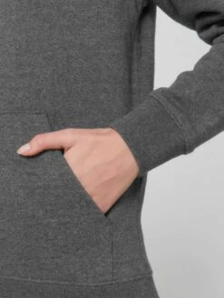 Unisex Hoodie Aus Bio-Baumwolle & Recycelter Baumwolle - Re-black 18 Unisex Hoodie Aus Bio-Baumwolle & Recycelter Baumwolle - Re-black -MELA Geschaft Detail Kaengurutasche re black U800 600 1280x1280