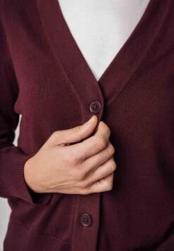 Mela Fairtrade V-Neck Cardigan Surina Aus Bio-Baumwolle - Rosine -MELA Geschaft Detail Knopfleiste Steinnuss Knoepfe 152 304 rai 1280x1280