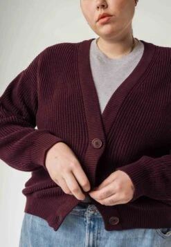 Mela Fairtrade Cardigan Neesha Aus Bio-Baumwolle - Rosine -MELA Geschaft Detail Knopfleiste Steinnuss Knoepfe neesha rai 1280x1280
