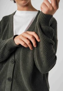 Fairtrade Cardigan Neesha Aus Bio-Baumwolle - Grün Melange -MELA Geschaft Detail Rippstrick Jacke Steinnussknoepfe neesha greem 1280x1280