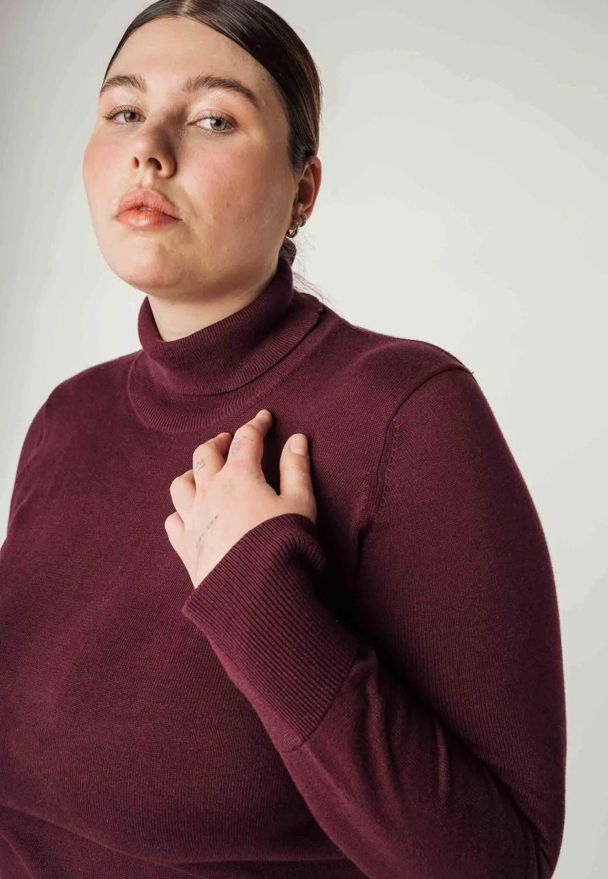 Mela Fairtrade Rollkragenpullover Mayura Aus Bio-Baumwolle - Rosine 5 Mela Fairtrade Rollkragenpullover Mayura Aus Bio-Baumwolle - Rosine – Bild 5