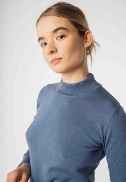 Mela Fairtrade Feinstrick-Pullover Sada Aus Bio-Baumwolle - Blue Stone -MELA Geschaft Detail Stehkragen blue stone 112 300 bst 1280x1280