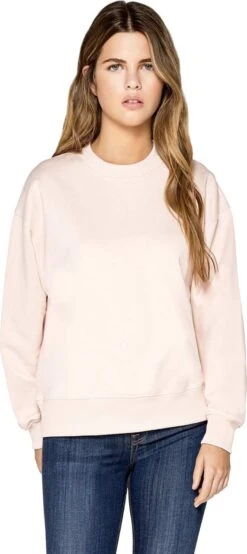 Schweres Sweatshirt Aus Biobaumwolle - Misty Pink 6 Schweres Sweatshirt Aus Biobaumwolle - Misty Pink -MELA Geschaft EP64 MP Earth Positive Basic Sweatshirt Damen Model Fair Wear 1280x1280