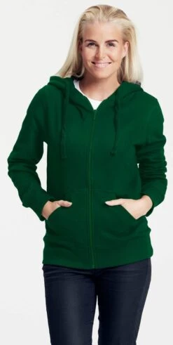 Neutral Zip-Up Hoodie Aus Fairtrade Bio-Baumwolle - Bottle Green 7 Neutral Zip-Up Hoodie Aus Fairtrade Bio-Baumwolle - Bottle Green -MELA Geschaft Fairtrade Damen Hoodie Reiverschluss Bottle Green O83301 BGRE model 1280x1280