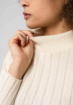 Mela Fairtrade Strickpullover Amba Aus Bio-Baumwolle - Cream 8 Mela Fairtrade Strickpullover Amba Aus Bio-Baumwolle - Cream -MELA Geschaft Fairtrade Feinstrick Pullover Mockneck Amba cream 1280x1280