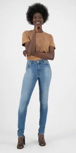 Skinny Fit Jeans Hazen - Fan Stone -MELA Geschaft Hazen fanstone Damen Skinny Jeans nachhaltige Herstellung model 1280x1280