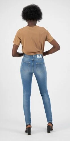 Skinny Fit Jeans Hazen - Fan Stone -MELA Geschaft Hazen fanstone Oekofaire Frauen Jeans Bio Denim ressourcenschonende Produktion model back 1280x1280