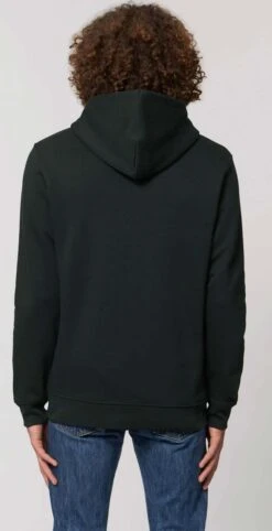 Unisex Hoodie Aus Bio-Baumwolle - Black 12 Unisex Hoodie Aus Bio-Baumwolle - Black -MELA Geschaft Hoody Kapuze doppellagig Bio Baumwolle fair trade vegan Rueckansicht Herren Model 1280x1280