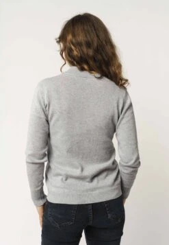 Fairtrade Feinstrick-Pullover Sada Aus Bio-Baumwolle - Grau-melange 9 Fairtrade Feinstrick-Pullover Sada Aus Bio-Baumwolle - Grau-melange -MELA Geschaft MELAWEAR SADA GRAU MELANGE Damen Feinstrick Pullover Rueckansicht schmale Form Rippstrick leicht Biobaumwolle oeko 1280x1280