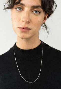 Mela Fairtrade Feinstrick-Pullover Sada Aus Bio-Baumwolle - Schwarz 11 Mela Fairtrade Feinstrick-Pullover Sada Aus Bio-Baumwolle - Schwarz -MELA Geschaft MELAWEAR SADA SCHWARZ Damen Feinstrick Pullover Detail schmale Passform komfortabel vegan umweltfreundlich 1280x1280