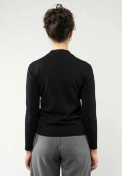 Mela Fairtrade Feinstrick-Pullover Sada Aus Bio-Baumwolle - Schwarz 9 Mela Fairtrade Feinstrick-Pullover Sada Aus Bio-Baumwolle - Schwarz -MELA Geschaft MELAWEAR SADA SCHWARZ Damen Feinstrick Pullover figurnah schwarz Model back nachhaltig langlebig Biobaumwolle vegan 1280x1280