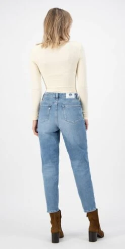 Mom Fit Jeans Mams Stretch - Old Stone -MELA Geschaft Mams Stretch old stone nachhaltige Mom Jeans recycelter Baumwolle Biobaumwolle Rueckansicht fair trade 1280x1280