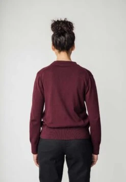 Mela Fairtrade V-Neck Cardigan Surina Aus Bio-Baumwolle - Rosine -MELA Geschaft Rueckansicht Damen Strickjacke beere 152 304 rai 1280x1280