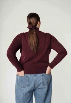 Mela Fairtrade Rollkragenpullover Mayura Aus Bio-Baumwolle - Rosine 9 Mela Fairtrade Rollkragenpullover Mayura Aus Bio-Baumwolle - Rosine -MELA Geschaft Rueckansicht Feinstrick Pulli vegan 112 301 rai 1280x1280