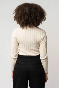 Mela Fairtrade Strickpullover Amba Aus Bio-Baumwolle - Cream 7 Mela Fairtrade Strickpullover Amba Aus Bio-Baumwolle - Cream -MELA Geschaft Rueckansicht nachhaltiger Feinstrick Pullover Amba cream 1280x1280