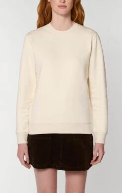 Unisex Sweatshirt Aus Bio-Baumwolle - Natural Raw -MELA Geschaft STSU823 054 natural raw Unisex Sweatshirt Frauen Model dicker Stoff umweltschonende Herstellung 1280x1280