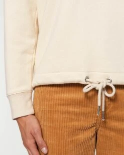 Kurzer Hoodie Aus Bio-Baumwolle - Natural Raw 11 Kurzer Hoodie Aus Bio-Baumwolle - Natural Raw -MELA Geschaft STSW132 054 natural raw Kurzer Damen Kapuzensweat Detail Saum Kordelzug Metall Beschlag aufgeraute Innenseite nachhaltig bio 1280x1280