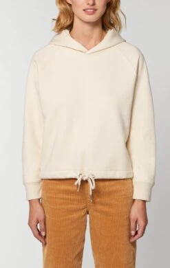 Kurzer Hoodie Aus Bio-Baumwolle - Natural Raw 9 Kurzer Hoodie Aus Bio-Baumwolle - Natural Raw -MELA Geschaft STSW132 054 natural raw Kurzer Damen Kapuzensweat Frauen Model Raglanaermel basic Passform hueftlang Umweltbewusstsein 1280x1280