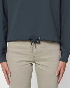 Kurzer Hoodie Aus Bio-Baumwolle - India Ink Grey -MELA Geschaft STSW132 715 india ink grey Kurzer Damen Kapuzensweat Detail Kordelzug im Saum Oesen Bio Baumwolle recyceltes Polyester 1280x1280