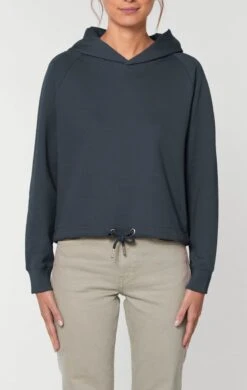 Kurzer Hoodie Aus Bio-Baumwolle - India Ink Grey -MELA Geschaft STSW132 715 india ink grey Kurzer Damen Kapuzensweat Model Frauen Raglan Aermel Saum Krodel weiche Innenseite Fair Wear 1280x1280