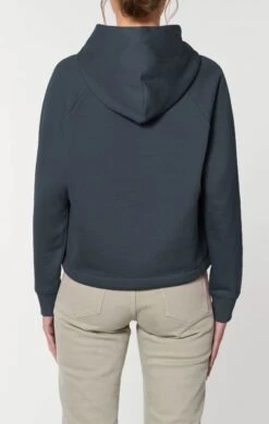 Kurzer Hoodie Aus Bio-Baumwolle - India Ink Grey -MELA Geschaft STSW132 715 india ink grey Kurzer Damen Kapuzensweat Model hinten gefuetterte Kapuze Halbmondstepp kurzer Schnitt vegan 1280x1280