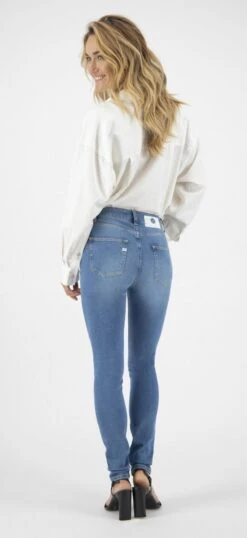 Skinny Fit Jeans Hazen - Pure Blue 10 Skinny Fit Jeans Hazen - Pure Blue -MELA Geschaft Skinny Hazen Pure Blue Damen 5 Pocket Jeans umweltschonende Herstellung model side 1280x1280