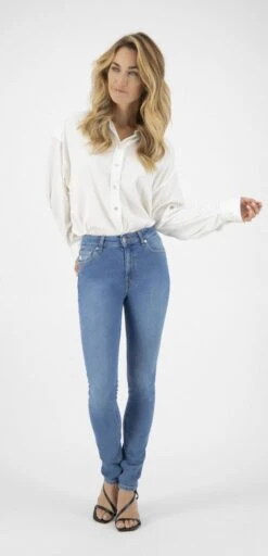 Skinny Fit Jeans Hazen - Pure Blue 9 Skinny Fit Jeans Hazen - Pure Blue -MELA Geschaft Skinny Hazen Pure Blue Nachhaltige Skinny Fit Jeans Frauen faire Bedingungen model 1280x1280