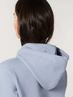 Unisex Hoodie Aus Bio-Baumwolle - Serene Blue 13 Unisex Hoodie Aus Bio-Baumwolle - Serene Blue -MELA Geschaft U822 057 kapuzenpulli serene blue fair trade hoodie online model det 1280x1280