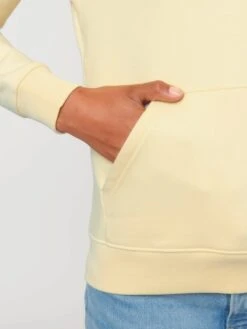 Unisex Hoodie Aus Bio-Baumwolle - Butter 20 Unisex Hoodie Aus Bio-Baumwolle - Butter -MELA Geschaft U822 078 10 oekofaire Mode hochwertig verarbeitet Detail Kaengurutasche vegan 1280x1280