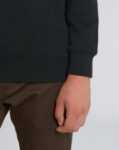 Unisex Sweatshirt Aus Bio-Baumwolle - Black 14 Unisex Sweatshirt Aus Bio-Baumwolle - Black -MELA Geschaft U823 002 Unisex Pullover Rippbuendchen Rippbund mm detail2 1280x1280