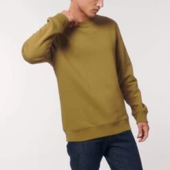 Unisex Sweatshirt Aus Bio-Baumwolle - Olive Oil -MELA Geschaft U823 072 04 Sweatshirt in hellem khaki mit Rundhalsausschnitt und klassischem Schnitt 1280x1280
