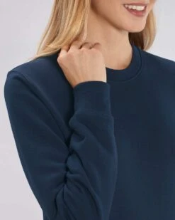 Unisex Sweatshirt Aus Bio-Baumwolle - French Navy 15 Unisex Sweatshirt Aus Bio-Baumwolle - French Navy -MELA Geschaft U823 727 Unisex Pullover Rundhals organic cotton fm detail 1280x1280