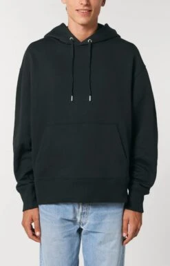 Oversized Unisex Hoodie Aus Bio-Baumwolle - Black 10 Oversized Unisex Hoodie Aus Bio-Baumwolle - Black -MELA Geschaft U856 002 Unisex Sweater Maenner Model front gleichfarbige Kordel uni basic Kaengurutasche biologisch nachhaltig 1280x1280