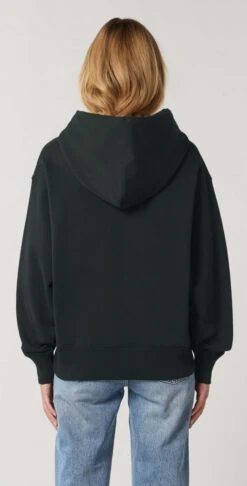 Oversized Unisex Hoodie Aus Bio-Baumwolle - Black 14 Oversized Unisex Hoodie Aus Bio-Baumwolle - Black -MELA Geschaft U856 002 black Basic Hoodie Damenmodel back Kapuze Saumbuendchen doppellagig Biobaumwolle Organic Fashion 1280x1280