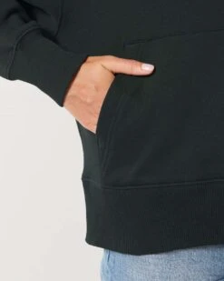 Oversized Unisex Hoodie Aus Bio-Baumwolle - Black 12 Oversized Unisex Hoodie Aus Bio-Baumwolle - Black -MELA Geschaft U856 002 black Bio Hoodie Detail aufegrauter Stoff schwarz Tasche breite Rippbuendchen oekofair vegan 1280x1280