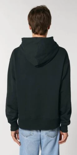 Oversized Unisex Hoodie Aus Bio-Baumwolle - Black 11 Oversized Unisex Hoodie Aus Bio-Baumwolle - Black -MELA Geschaft U856 002 black Hooded Sweatshirt Herren Model back Unisex Fashion gefuetterte Kapuze umweltschonend 1280x1280