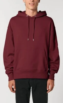 Oversized Unisex Hoodie Aus Bio-Baumwolle - Burgundy 10 Oversized Unisex Hoodie Aus Bio-Baumwolle - Burgundy -MELA Geschaft U856 244 burgundy Bio Kapuzensweater Maenner Model front Metall Oesen basic bequem hochwertig biologisch 1280x1280