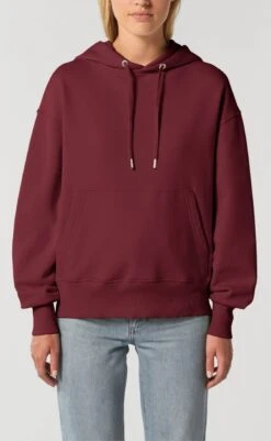 Oversized Unisex Hoodie Aus Bio-Baumwolle - Burgundy 14 Oversized Unisex Hoodie Aus Bio-Baumwolle - Burgundy -MELA Geschaft U856 244 burgundy Faires Sweatshirt Frauen Model front Kapuze mit Kordelzug doppelte Saumbuendchen nachhaltig 1280x1280