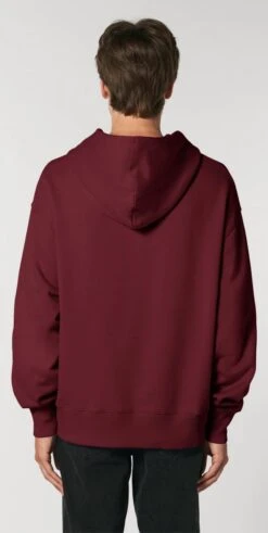 Oversized Unisex Hoodie Aus Bio-Baumwolle - Burgundy 11 Oversized Unisex Hoodie Aus Bio-Baumwolle - Burgundy -MELA Geschaft U856 244 burgundy Kapuzen Sweater Herren Model back aufgeraut laessige Passform Fair Fashion vegan 1280x1280
