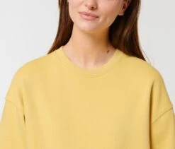 Oversized Unisex Sweatshirt Aus Bio-Baumwolle - Jojoba 18 Oversized Unisex Sweatshirt Aus Bio-Baumwolle - Jojoba -MELA Geschaft U857 067 Detail Rundhalsausschnitt mit feinem Rippbuendchen Unisex oversized Sewater gelb 1280x1280