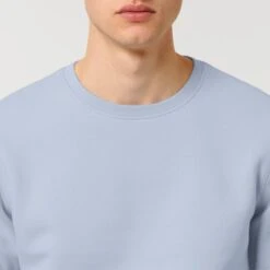 Unisex Sweatshirt Aus Bio-Baumwolle - Serene Blue 13 Unisex Sweatshirt Aus Bio-Baumwolle - Serene Blue -MELA Geschaft U868 057 nachhaltiges rundhals sweatshirt faire herstellung mm detail 1280x1280